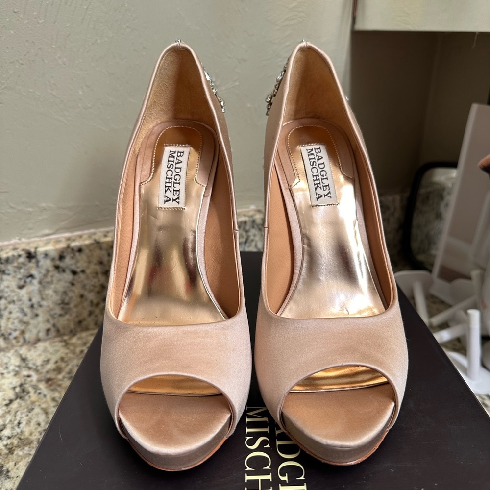 Badgley Mischka Kiara, Size 7, Latte